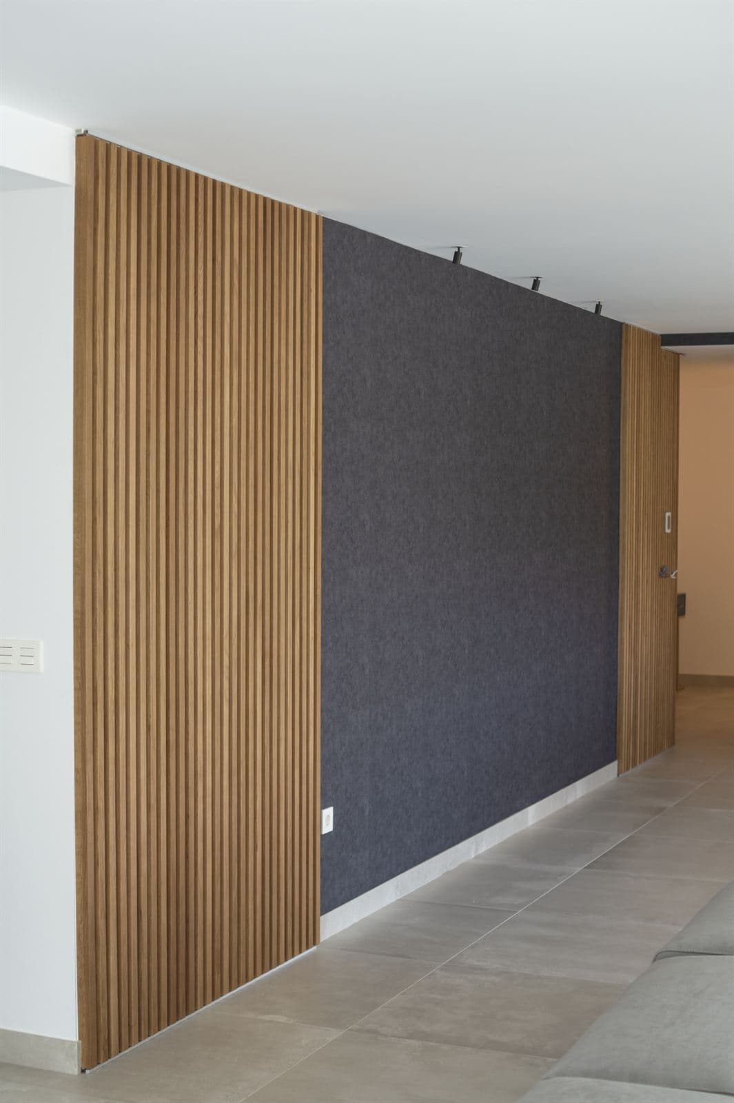 Pared revestida con listones de madera a medida